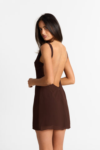 Vestido Elara Mini – Chocolate Chic